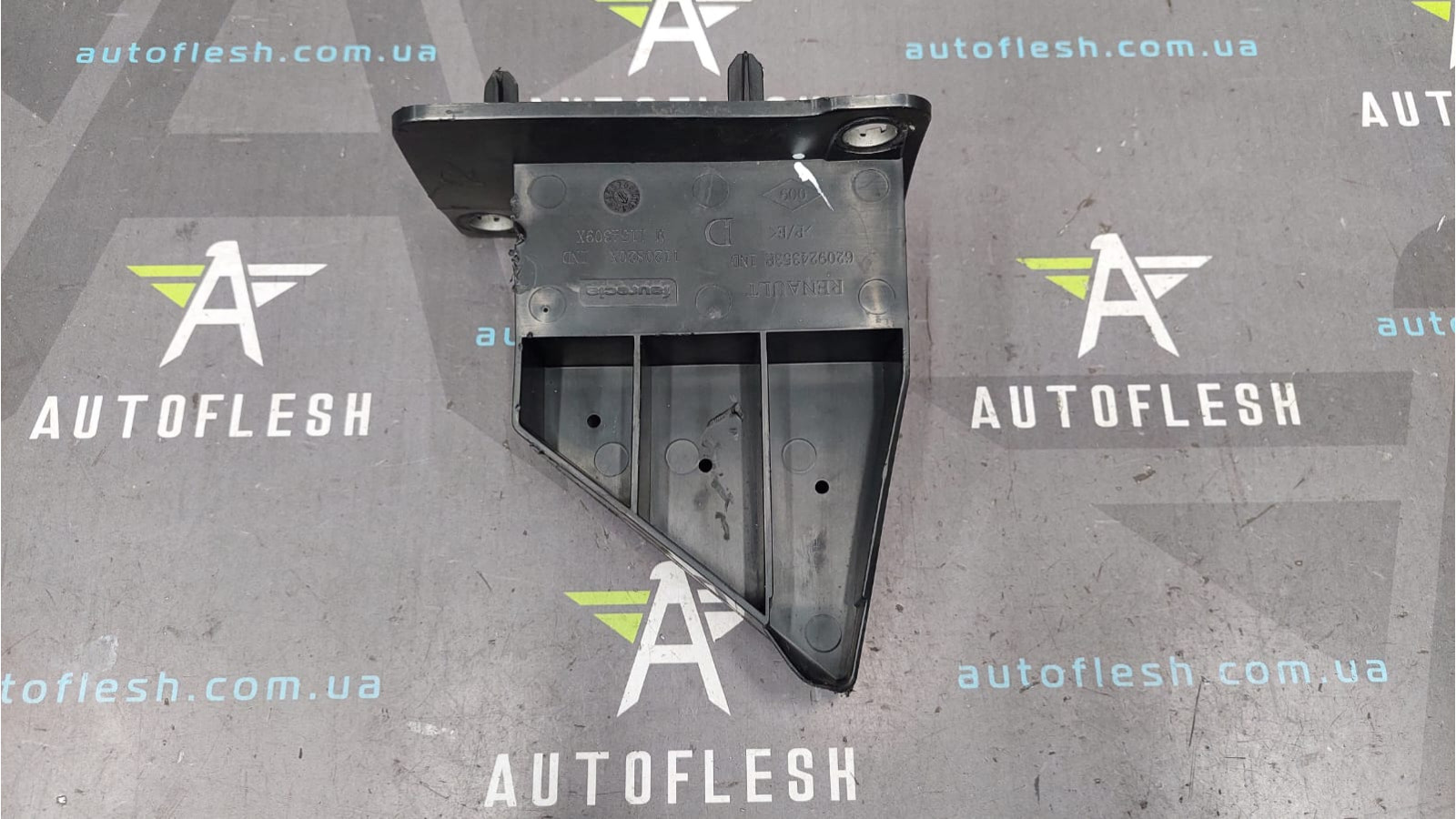 Кронштейн усилителя бампера правый 620905170R, 620924353R Renault Zoe бу